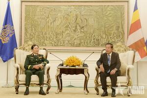 Đại tướng Nguyễn Tân Cương chào xã giao Chủ tịch Đảng Nhân dân Campuchia, Chủ tịch Thượng viện Campuchia Hun Sen