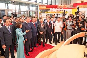 Tổng Bí thư Tô Lâm tham quan các gian trưng bày tại Hội báo toàn quốc 2025