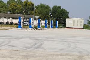 Chuyển đổi xe xăng sang xe điện: ‘Cán bộ đi trước làng nước theo sau’