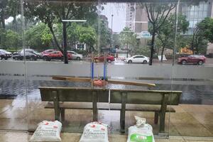 Người dân Thủ đô chằng chống nhà cửa sẵn sàng ứng phó bão Wipha