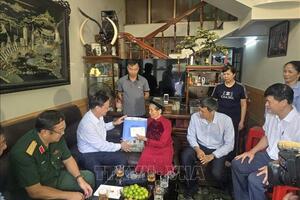 Phó chủ tịch Quốc hội Nguyễn Khắc Định thăm, tặng quà gia đình chính sách