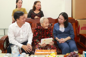 Phó Chủ tịch nước Võ Thị Ánh Xuân thăm, tặng quà gia đình chính sách tại Cà Mau