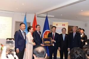 Chủ tịch Quốc hội thăm các cơ quan đại diện và kiều bào tại Thụy Sĩ