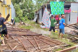 Cà Mau: Dông lốc làm sập và tốc mái nhiều căn nhà ở xã Vĩnh Phước