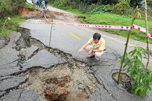 Quảng Ngãi: Quốc lộ 40B đoạn qua xã Tu Mơ Rông sụt lún đến 1m