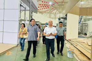 Thứ trưởng Nguyễn Sinh Nhật Tân kiểm tra tiến độ thi công triển lãm thành tựu ngành Công Thương