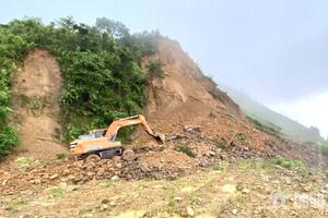 Điện Biên: Sạt lở nghiêm trọng, gây ách tắc giao thông