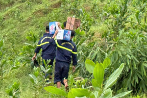Công an Thanh Hóa băng rừng, vượt núi tiếp tế nhu yếu phẩm cho người dân