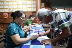 Thủ tướng yêu cầu tăng tốc chi trả quà Quốc khánh 2/9 đến người dân