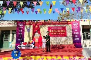 Hà Tĩnh: Đồn Biên phòng Lạch Kèn tiếp sức học sinh nghèo đến trường