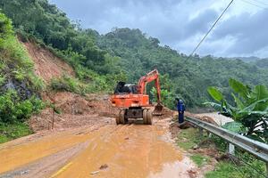 Nhiều tuyến quốc lộ bị ngập, sạt lở do ảnh hưởng của bão