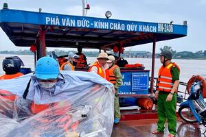 Hà Nội: Cảnh sát đường thủy ứng trực trên sông, hỗ trợ nhân dân phòng bão Matmo