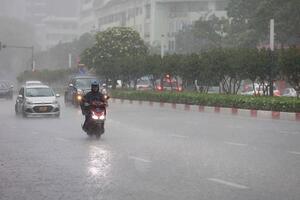 Hà Nội mưa to và dông, nguy cơ xảy ra ngập tại nhiều tuyến phố