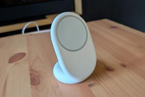 Đế sạc Pixelsnap Qi2 cho Pixel 10: Quá nặng, quá nóng, quá đắt!