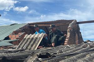 Trung đoàn Cảnh sát cơ động Nam Trung Bộ hỗ trợ nhân dân khắc phục hậu quả bão số 13