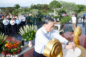 Tổng Bí thư dâng hương tưởng niệm Chủ tịch Hồ Chí Minh tại Phú Quốc
