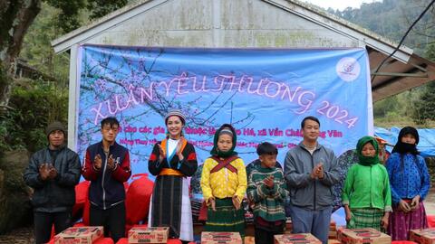 Hoa hậu Nông Thúy Hằng mang Tết sớm đến Hà Giang