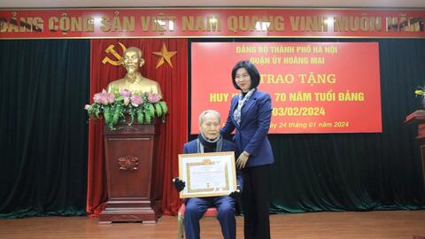 Trao Huy hiệu Đảng tặng 3 đảng viên lão thành quận Hoàng Mai
