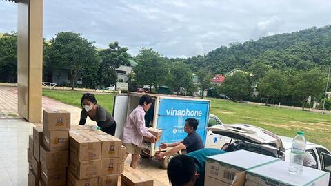 VNPT vượt lũ, giữ sóng hỗ trợ vận chuyển nhu yếu phẩm cho bà con vùng lũ