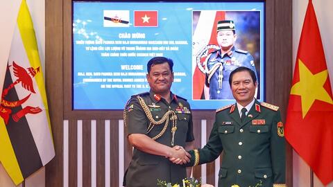 Đại tướng Nguyễn Tân Cương hội đàm với Tư lệnh Quân đội Hoàng gia Brunei