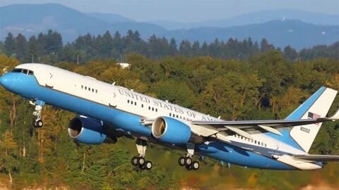 Máy bay chở Bộ trưởng Quốc phòng Mỹ phải hạ cánh khẩn cấp