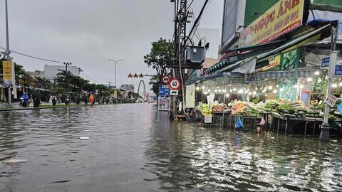 Người dân nội thành Đà Nẵng tất tả ôm đồ chạy lụt