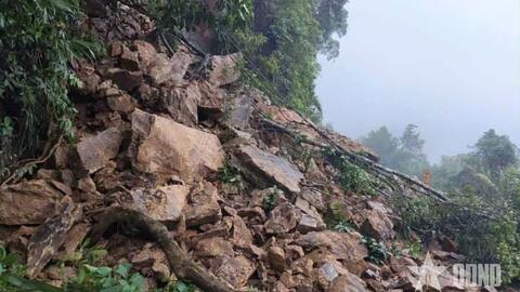 TP Huế: Mưa lũ gây sạt lở nghiêm trọng đèo Pake