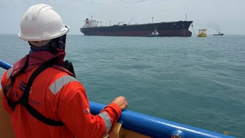 Hàng nghìn thủy thủ mắc kẹt ở eo biển Hormuz