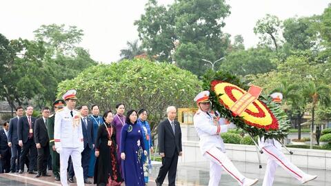 Đoàn đại biểu tham dự Đại hội Mặt trận Tổ quốc Việt Nam vào Lăng viếng Chủ tịch Hồ Chí Minh