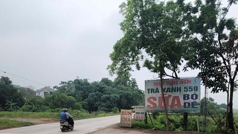 Tháo dỡ biển quảng cáo trái phép, giải tỏa chợ tự phát trên tuyến đường Hồ Chí Minh