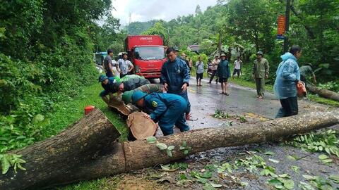Nghệ An: Mưa lớn cuốn trôi cầu, nhiều nơi bị ngập lụt, chia cắt