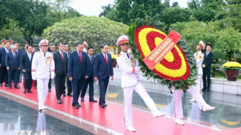 Lãnh đạo Đảng, Nhà nước đặt vòng hoa tại Đài tưởng niệm các anh hùng liệt sĩ