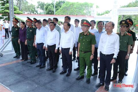 Thường trực Ban Bí thư Trần Cẩm Tú dâng hương tưởng niệm Anh hùng liệt sĩ tại Ngã ba Đồng Lộc