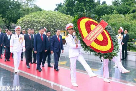 Lãnh đạo Đảng, Nhà nước đặt vòng hoa tại Đài tưởng niệm các anh hùng liệt sĩ
