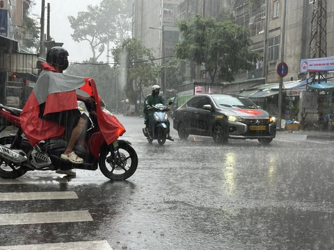 Bắc Bộ mưa dông diện rộng, Trung Bộ và Nam Bộ ngày nắng