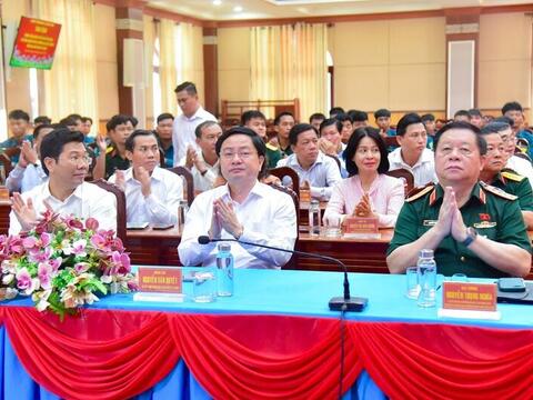 Đại tướng Nguyễn Trọng Nghĩa trao tặng tượng chân dung Chủ tịch Hồ Chí Minh tại Tây Ninh