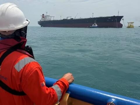 Hàng nghìn thủy thủ mắc kẹt ở eo biển Hormuz