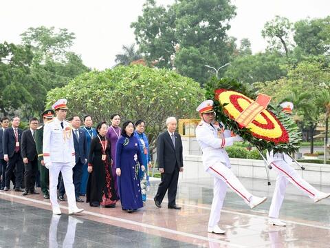 Đoàn đại biểu tham dự Đại hội Mặt trận Tổ quốc Việt Nam vào Lăng viếng Chủ tịch Hồ Chí Minh