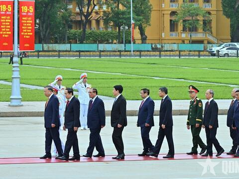 Lãnh đạo Đảng, Nhà nước vào Lăng viếng Chủ tịch Hồ Chí Minh và tưởng niệm các Anh hùng liệt sĩ
