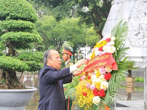 Gia Lai dâng hoa, dâng hương kỷ niệm 136 năm Ngày sinh Chủ tịch Hồ Chí Minh