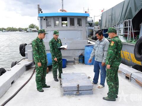 Bắt tàu vận chuyển lượng lớn dầu không rõ nguồn gốc