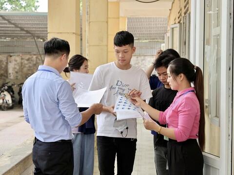 Thí sinh cả nước bước vào ngày thi đầu tiên của Kỳ thi tốt nghiệp THPT 2026