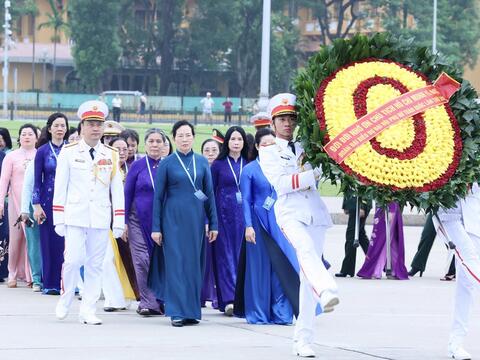 Đoàn đại biểu dự Đại hội đại biểu Phụ nữ toàn quốc lần thứ XIV vào Lăng viếng Chủ tịch Hồ Chí Minh