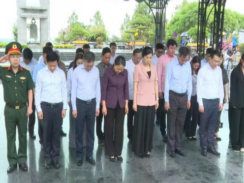Đoàn công tác Văn phòng Trung ương Đảng tri ân gia đình liệt sĩ, thương binh tại Quảng Trị