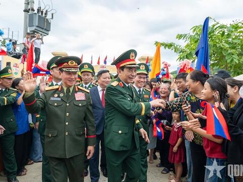 Phó thủ tướng, Bộ trưởng Bộ Quốc phòng Việt Nam - Lào giao lưu cùng nhân dân biên giới