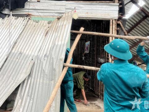 Tây Ninh: Ban CHQS xã Tân Hòa hỗ trợ người dân khắc phục hậu quả mưa dông