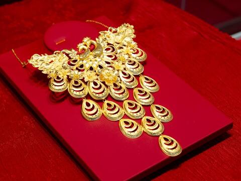 Giá vàng hôm nay (2/8): Đồng loạt lùi về 141 triệu đồng/lượng