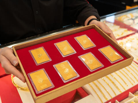 Giá vàng hôm nay (19/8): Rơi khỏi ngưỡng 4.400 USD/ounce