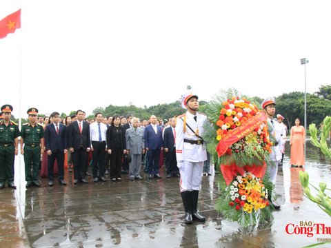 Gia Lai: Dâng hoa, dâng hương tưởng nhớ Chủ tịch Hồ Chí Minh