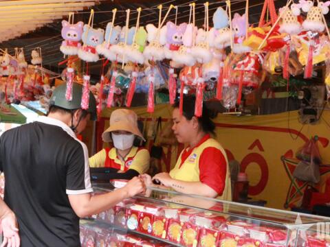 TP Hồ Chí Minh: Bánh trung thu vào mùa, đa dạng kênh mua sắm